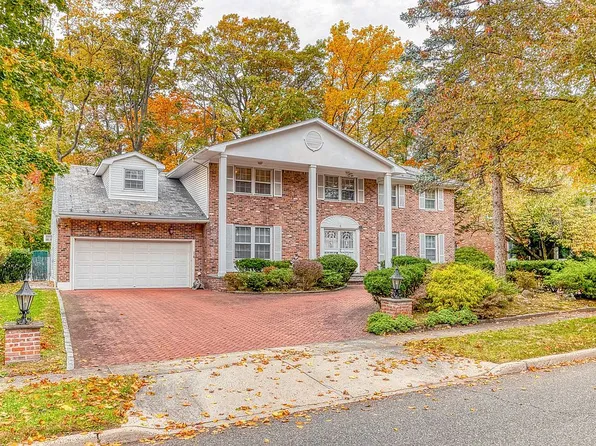 4 Somerset Dr N, Great Neck, NY 11020