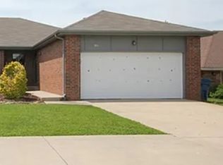 911 N Main St, Nixa, MO 65714