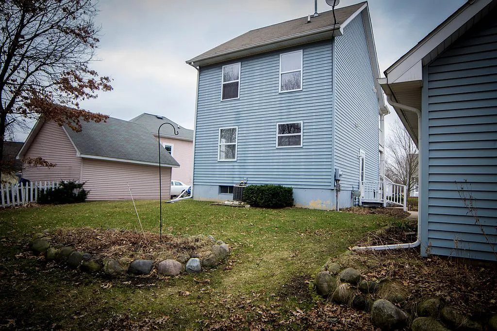 3 bed, 2.5 bath, 1200 sqft, $2,200 — Photo 3