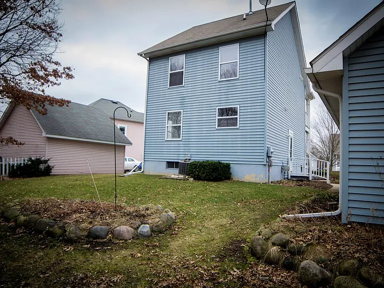 484 Waverly Cmns — Photo 3