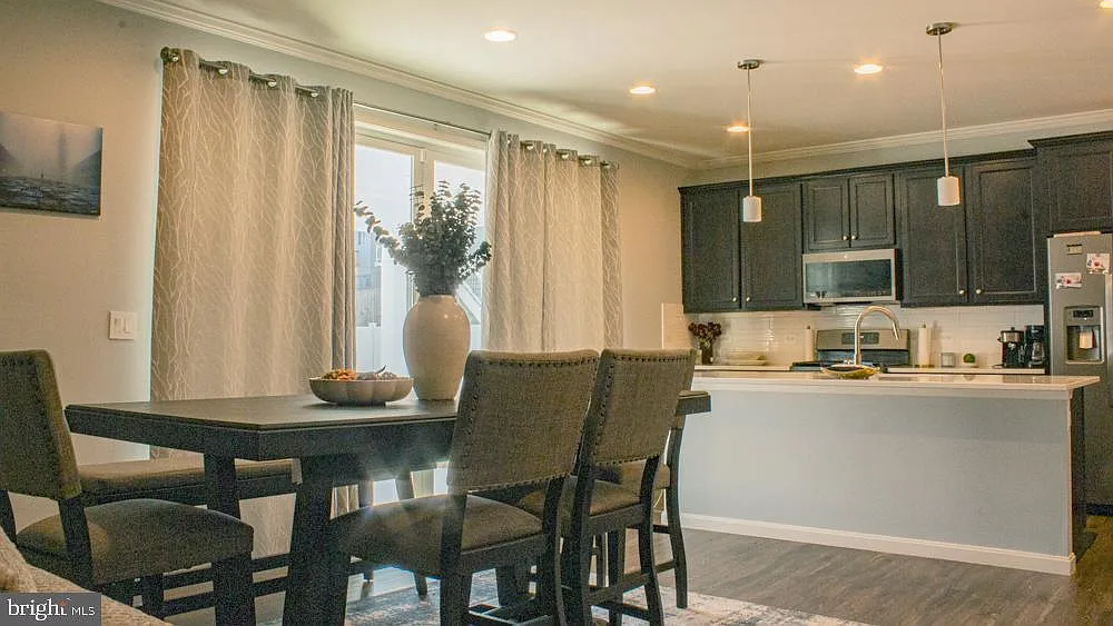 4 bed, 2.5 bath, 2260 sqft, $4,000 — Photo 4