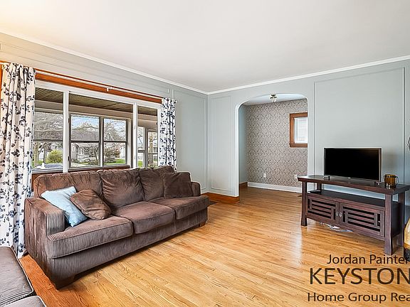 3rd image of 751 Evelyn St NE
