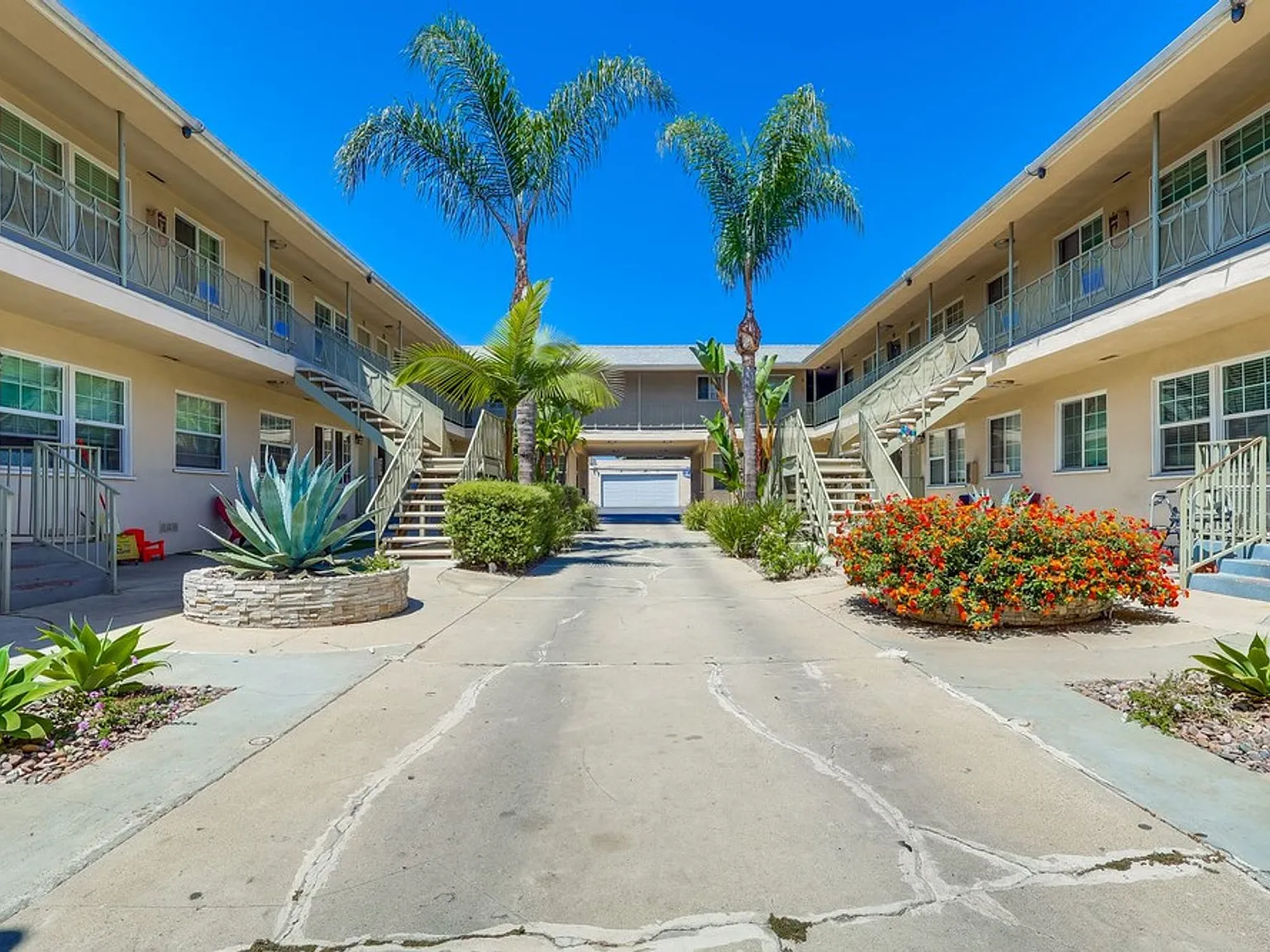 Mid-Century Property Amid South LA's Vital Commercial Corridor — Photo 3