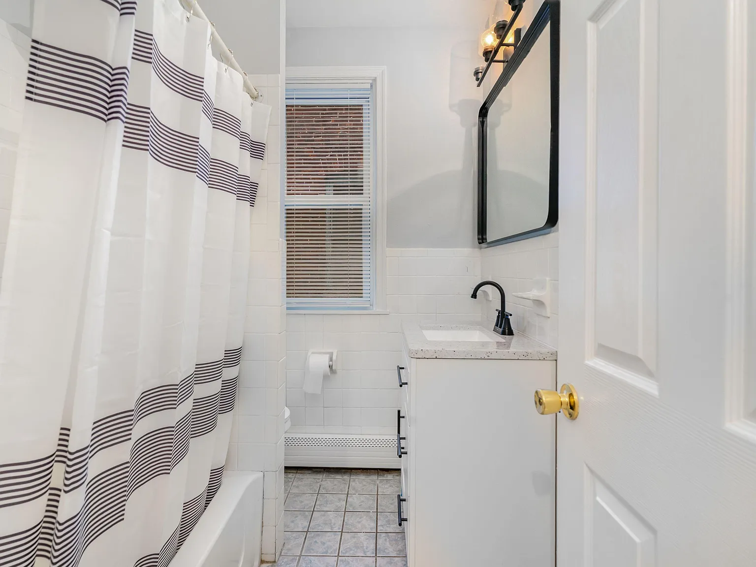 3 bed, 1.0 bath, 2600 sqft, $1,092 — Photo 3