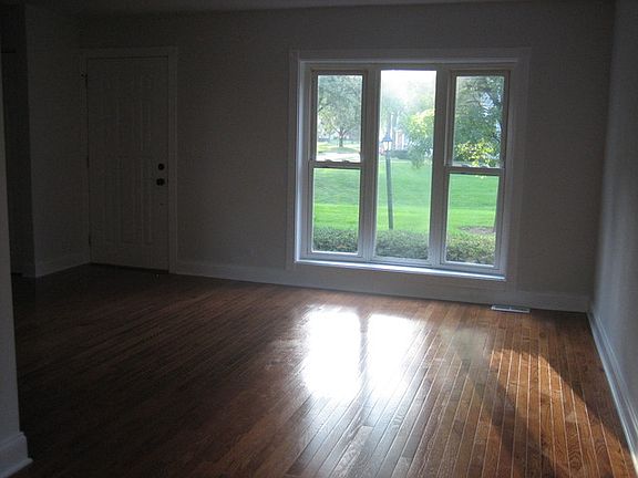 2nd image of 4017 Oxford Ct