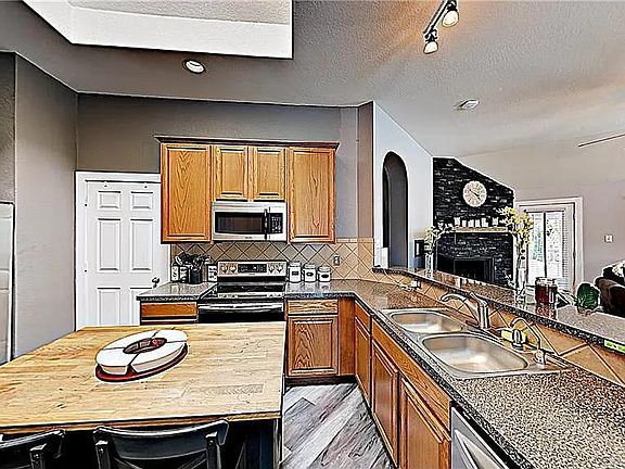 4th image of 4813 Summer Oaks Ln