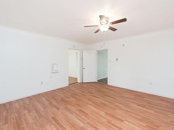 4th image of 1433 W Fountain Way