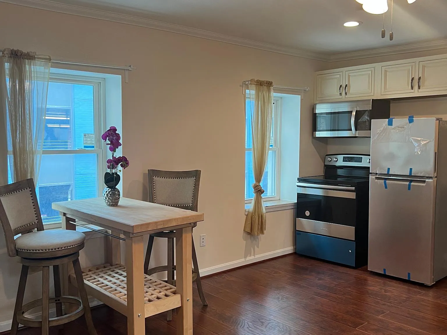 203 Davis St — Photo 1