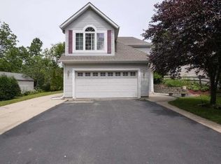 10542 W Pine Ridge Rd, Greenfield, WI 53228