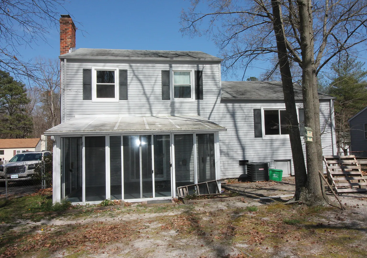 Updated 3-Bedroom, 1.5 bath, Tri-Level with Fenced Backyard Available October 10! — Photo 3