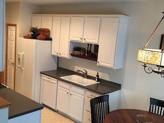 4th image of 590 Sutherland Dr