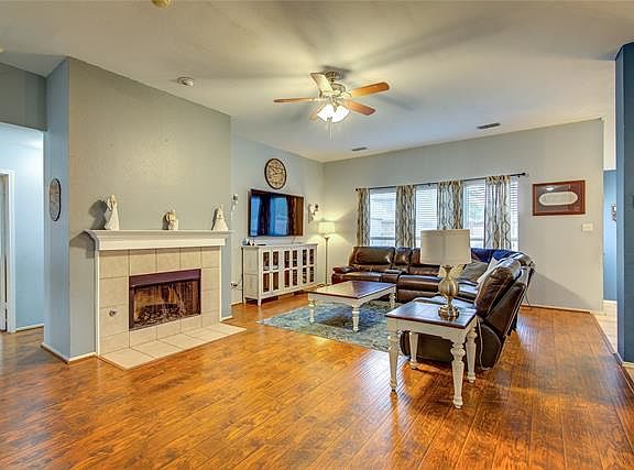 3rd image of 313 Aspenwood Trl