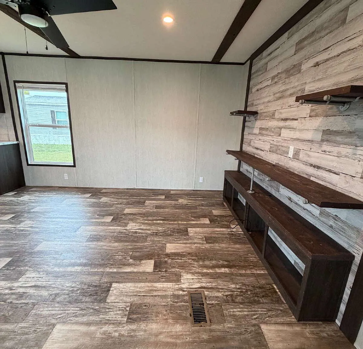 3 bed, $950 — Photo 2
