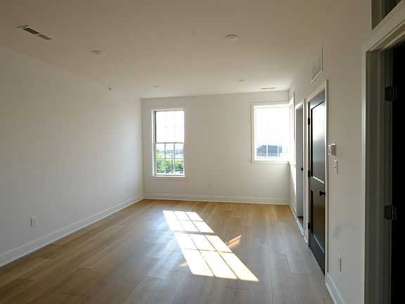 4th image of 3148-52 Richmond St #9