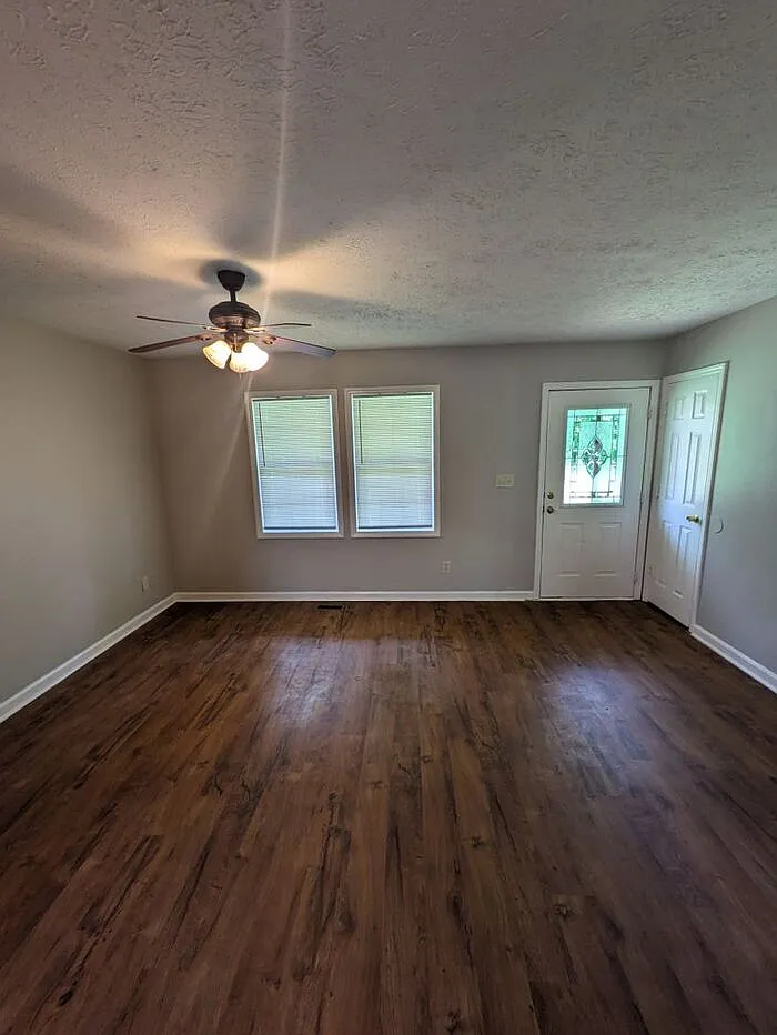 2 bed, 1.0 bath, 768 sqft, $995 — Photo 2