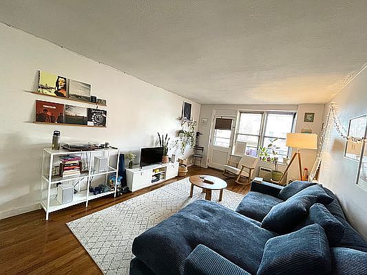 3rd image of 2534 Crescent St APT 3D