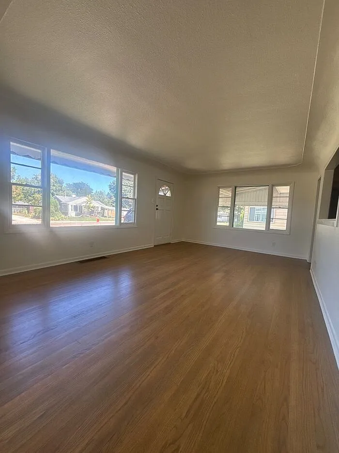 4 bed, 1.5 bath, 2000 sqft, $3,100 — Photo 2