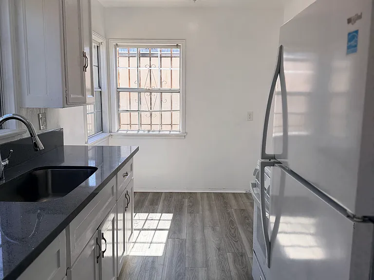 3516 S Victoria Ave — Photo 3