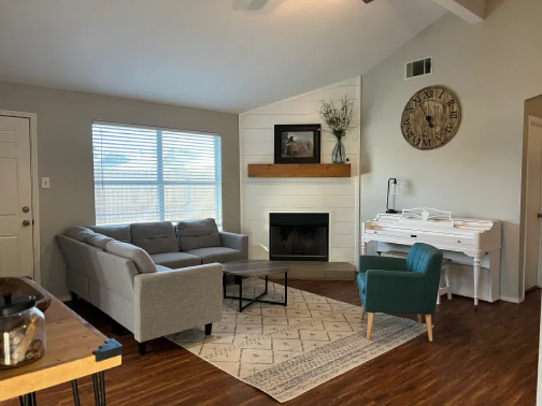 777 Eagle Dr — Photo 2