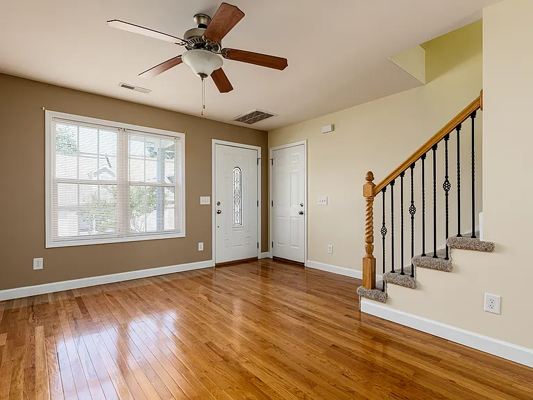 202 Clover Ct — Photo 6