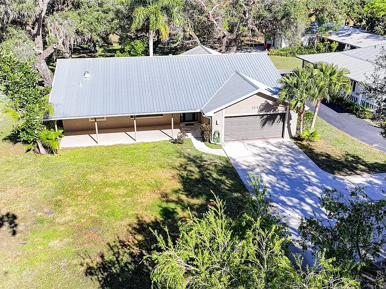 1250 Riverbend Dr — Photo 9