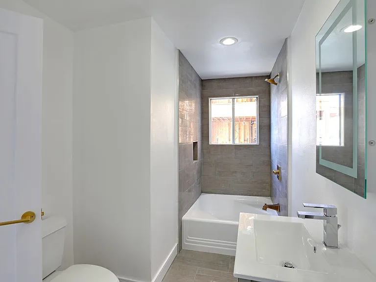 722 S Manhattan Pl — Photo 10