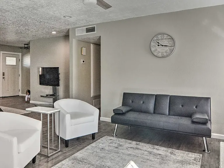 1208 Hupmobile Dr NE — Photo 2