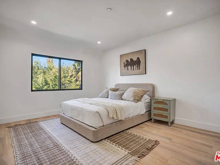 1145 S Longwood Ave — Photo 16