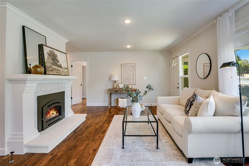 3rd image of 3307 Heather Place W