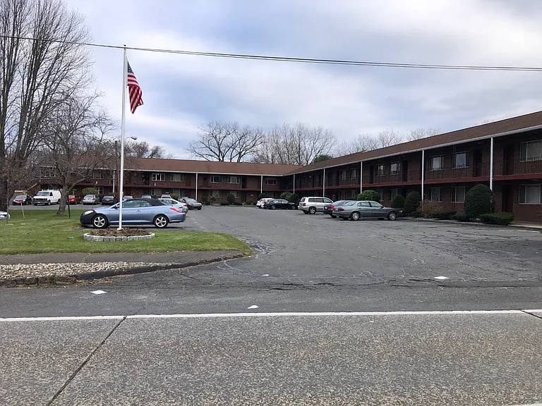 Crestwood Apartments — Photo 4