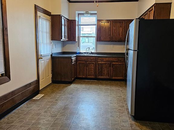 3rd image of 835 W Princess St