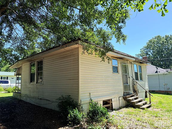 3rd image of 18 Dogwood St
