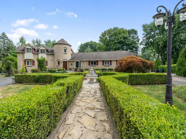 2955 Mohawk Cir, Rochester Hills, MI 48306