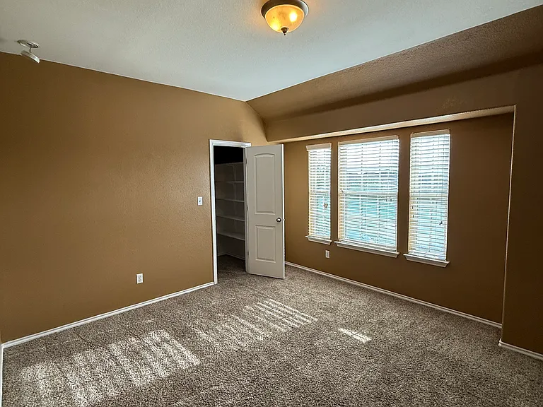 305 Leather Oak Loop — Photo 11
