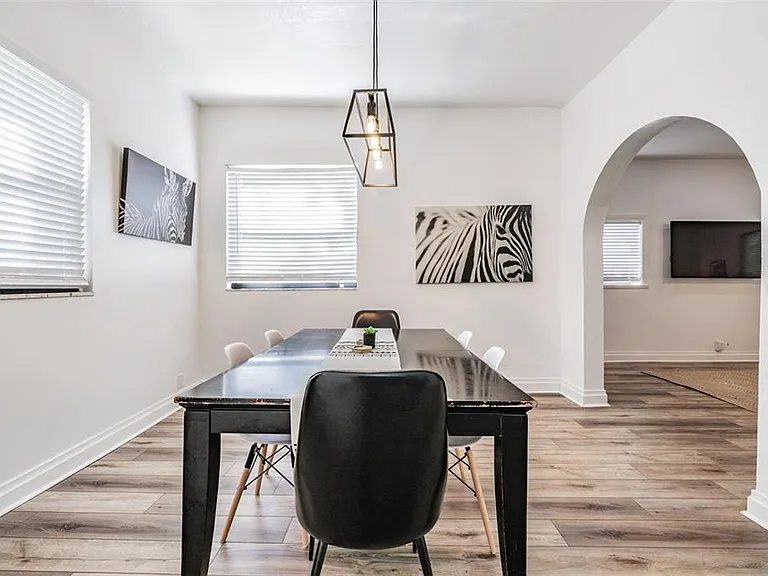 2325 W Green St — Photo 3