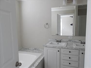 4th image of 326 Robincrest Cir