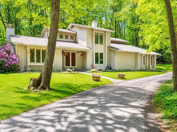 9065 Autumnglo Dr, Clarkston, MI 48348