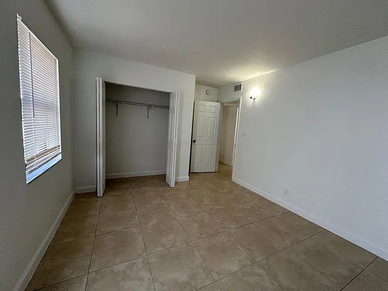 2705 NE 9th Ave — Photo 16