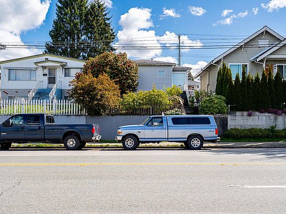 2nd image of 4712 Victoria Dr