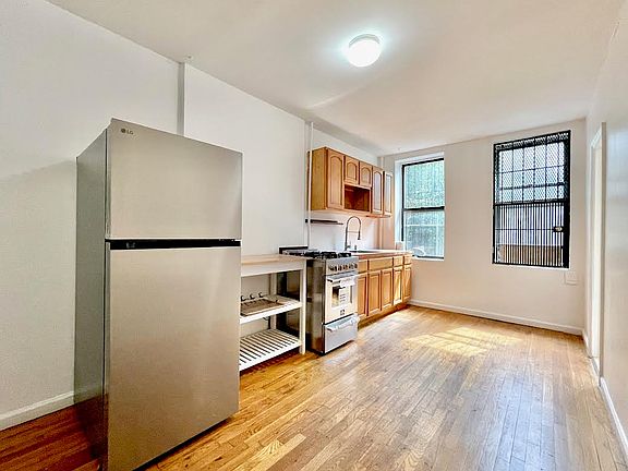 5th image of 322 Jefferson St APT 1L