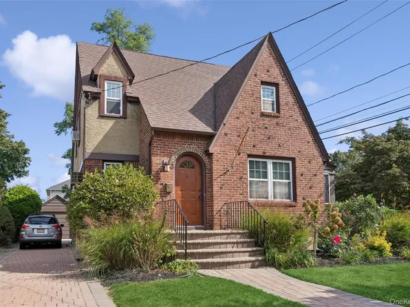 9 Troy Place, Merrick, NY 11566