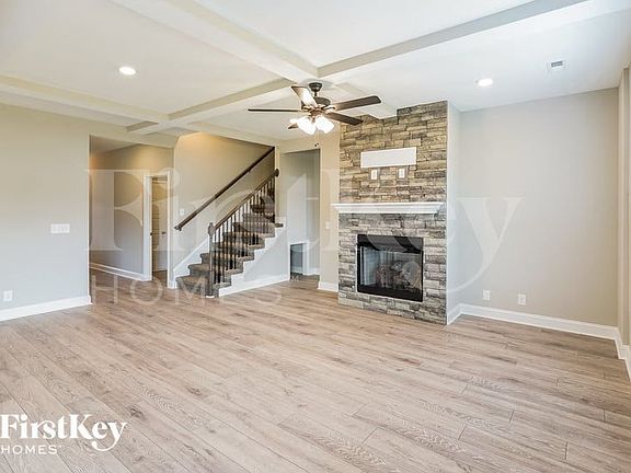 3rd image of 623 Alvin Rd