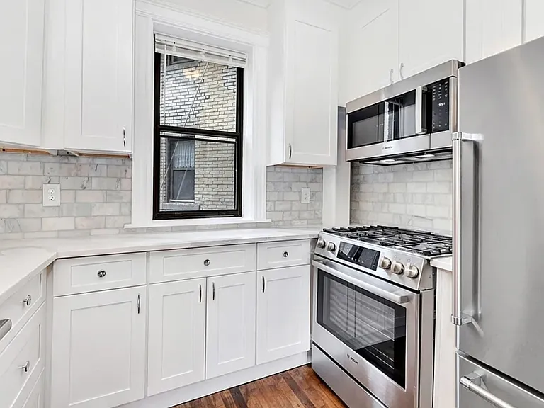 11 Park Dr — Photo 2
