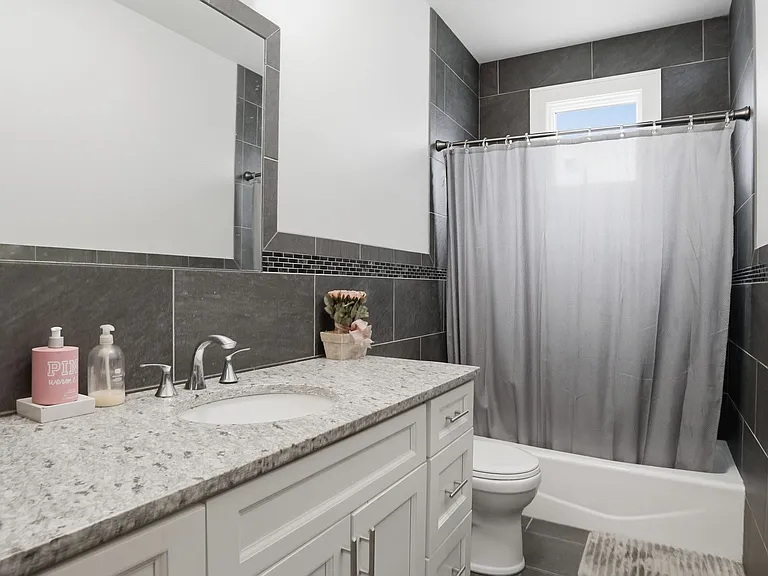 420 Maple Ave S — Photo 18