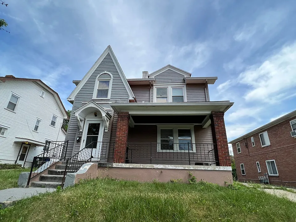 53 E Bruce Ave