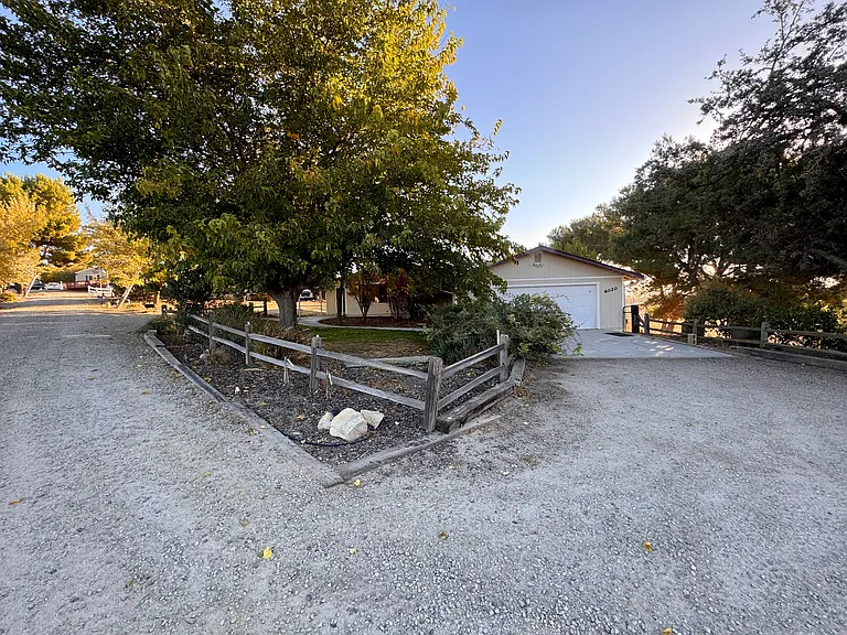 Driveway/garage/front yard
