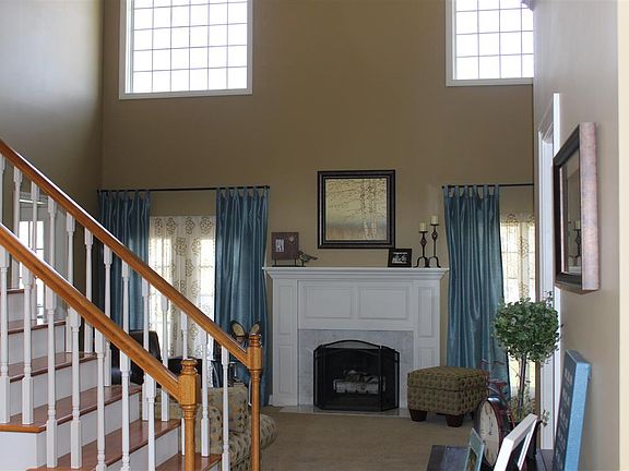 2nd image of 2104 Villa Sq