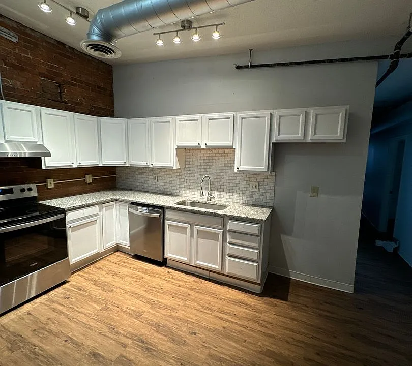 246 W 3rd St