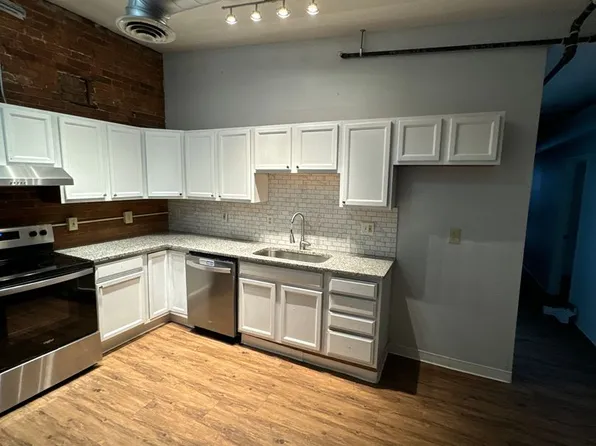 The Berg, 246 W 3rd St #5, Davenport, IA 52801