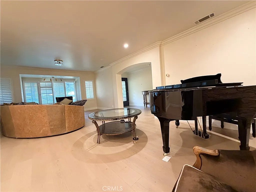 4 bed, 3704 sqft, $10,800 — Photo 4